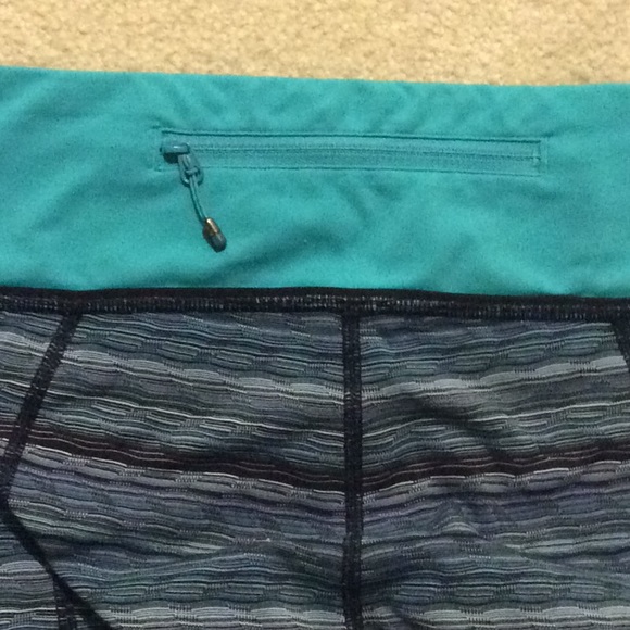 LULULEMON Althetica Blue Multi Cropped Capri - Picture 4 of 7